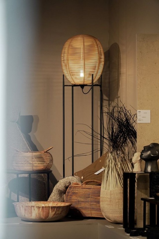 Vincent Sheppard Lampe de sol Sari L Sari Lampadaire Large cadre en Acier Noir Rotin Naturel.