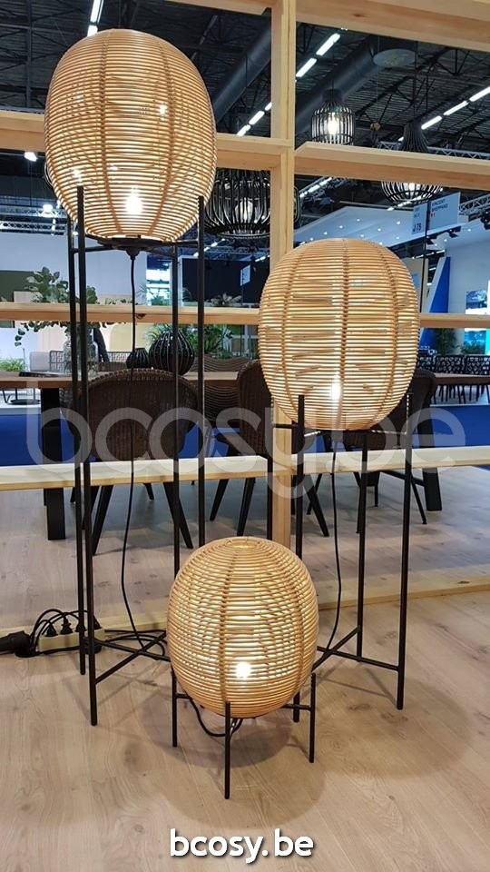 Vincent Sheppard Sari Lampadaire Large cadre en Acier Noir Rotin Naturel.