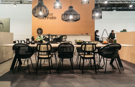 Vincent Sheppard Albert 300x100 Table de salle à manger en deux parties cadre en Acier X Revêtement en poudre noir dessus de table Chêne Naturel.