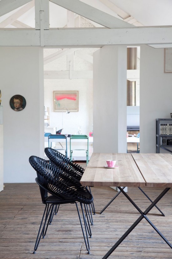 Vincent Sheppard Albert Eettafel tweedelig blad 300x100 Zwart Gepoedercoat Stalen X frame Natuur Eiken Tafelblad.