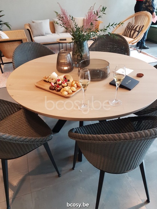 Vincent Sheppard Albert Ronde Eettafel Dia 150 Zwart Gepoedercoat Stalen A frame Natuur Eiken Tafelblad.